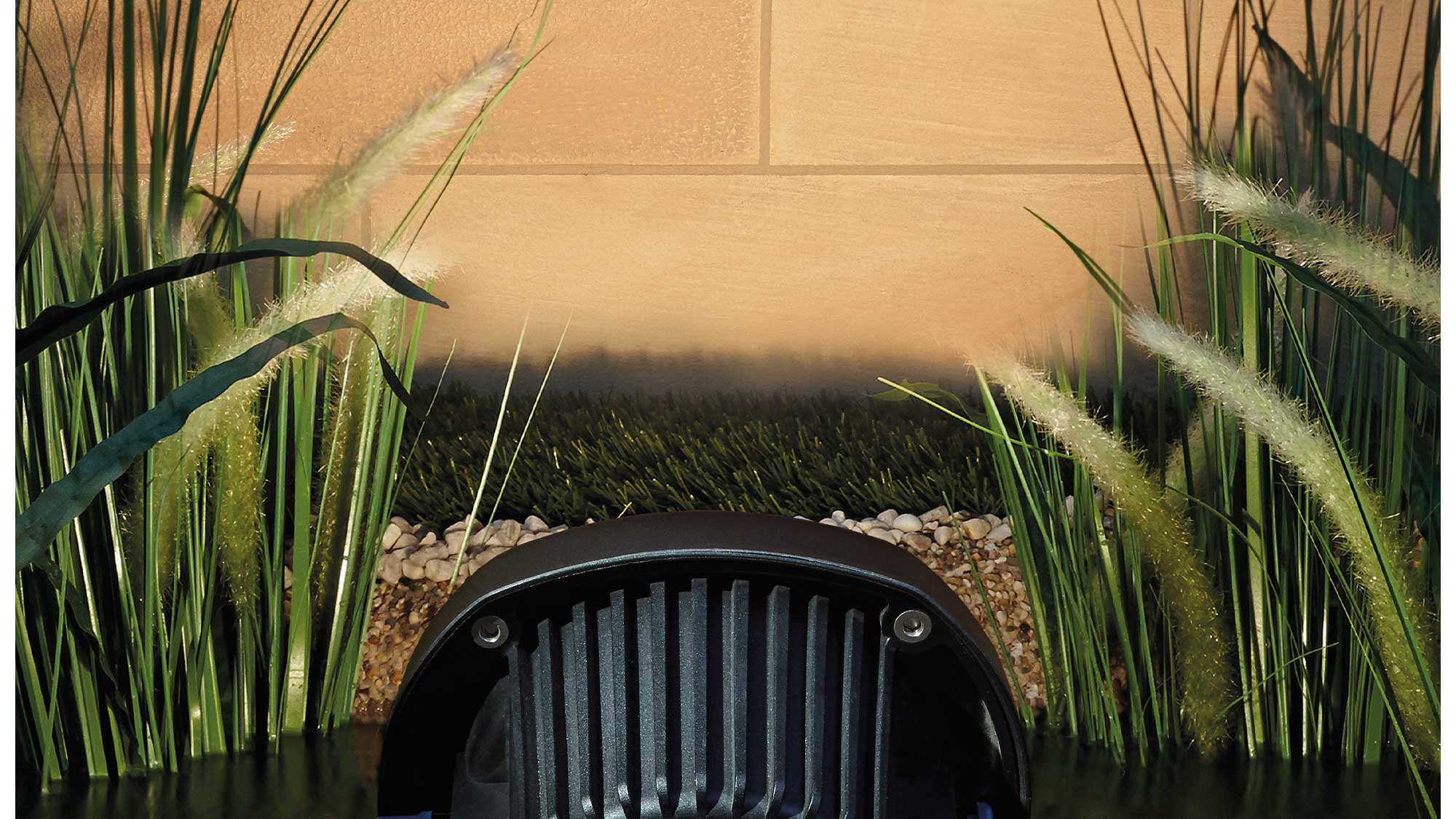 LunAqua Power LED XL 4000 Wide Flood The Oase LunAqua Power LED XL 4000 Wide Flood has a wide 45ยฐ bream angle for broad illumination of underwater features or bankside settings.