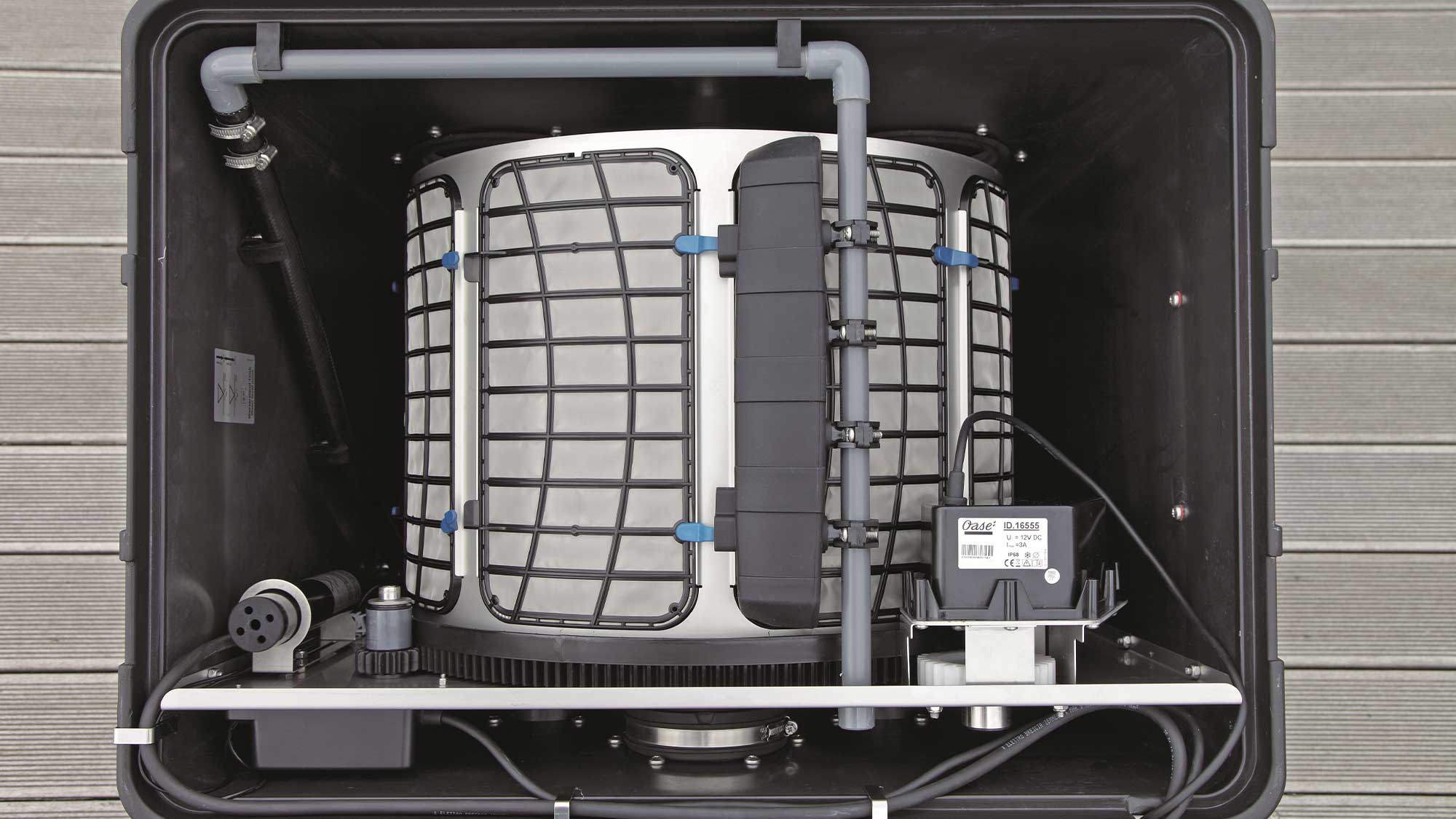 OASE105889-ProfiClearPrem-Drum-gep The Oase ProfiClear Premium Gravity-Fed Drum Filter is ideal for natural or swim ponds to 200m³, goldfish ponds to 100m³, and koi ponds to 45m³