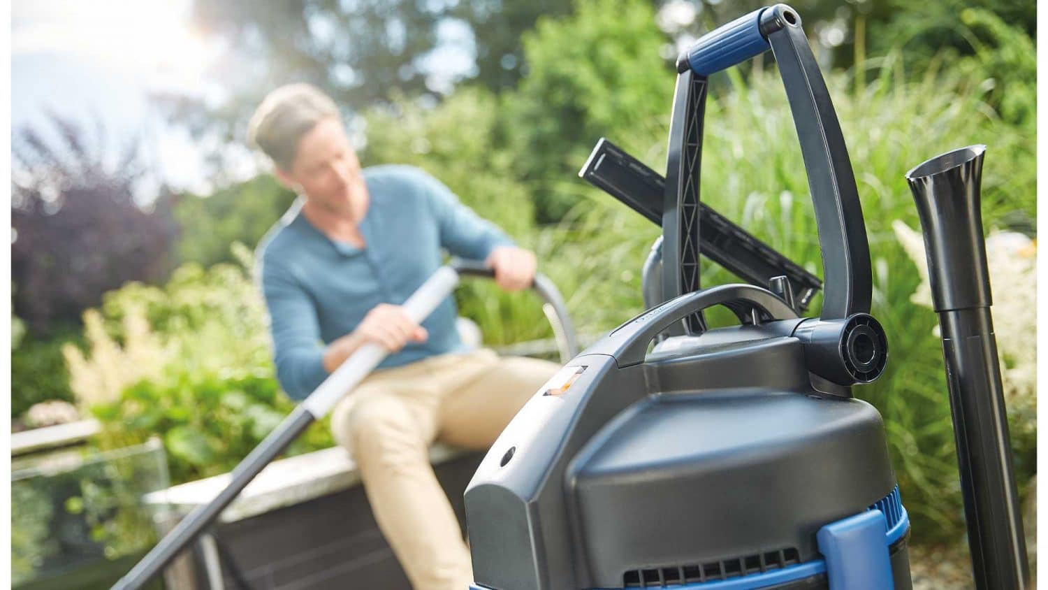 Oase PondoVac 3 is a powerful pond vacuum cleaner for removing pond silt, sludge and debris.