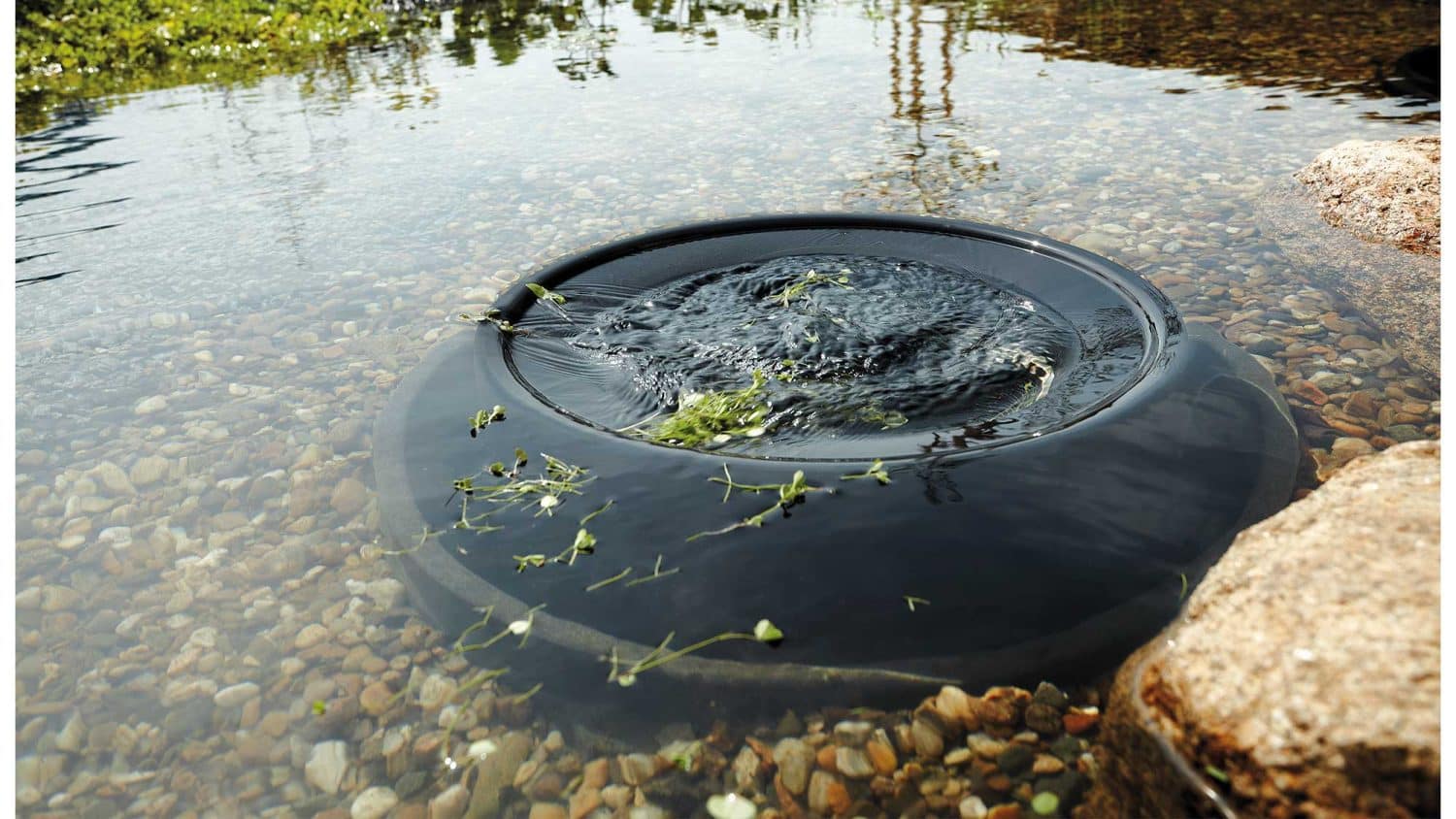 The Oase ProfiSkim 100 is a powerful pond skimmer for installation in shallow water areas. It provides suction cleaning of pond surfaces up to 80m2.